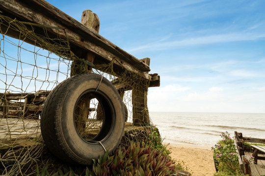 海边沙滩和旧轮胎