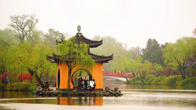 扬州瘦西湖钓鱼台春景