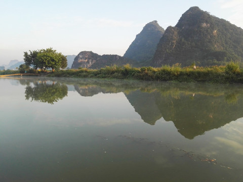 河畔峰林