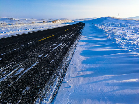 冬季积雪公路