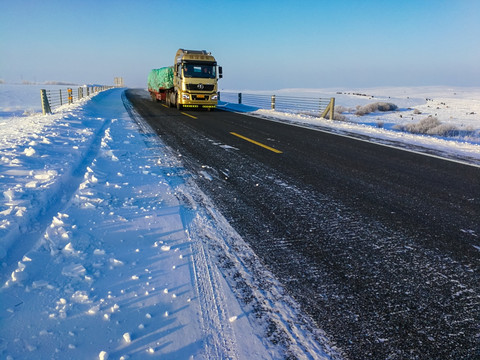 冬季积雪公路上的大货车