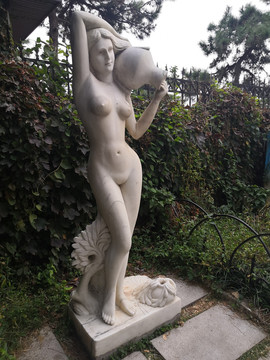 女人雕塑