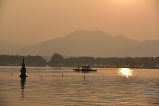 西湖三潭映月