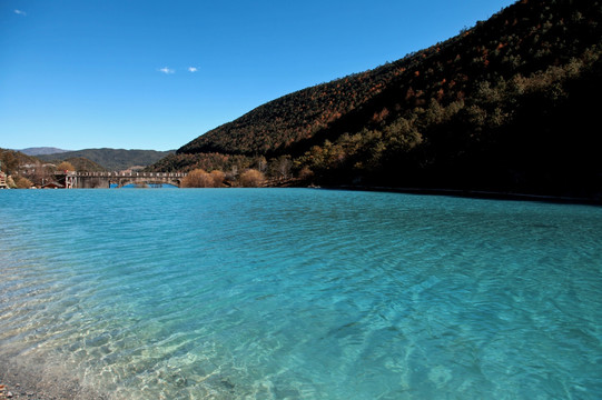 蓝色湖面水