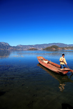 湖上的小舟