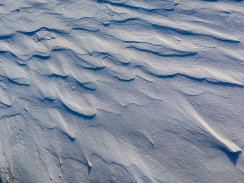 风吹过的雪地