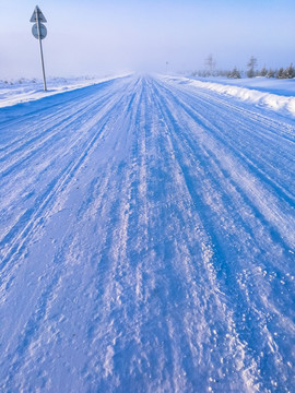 冬季积雪延伸的公路
