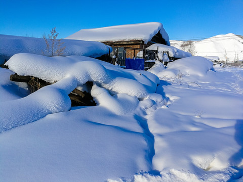 冬季大雪老房子