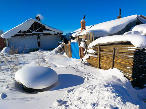 东北老房子积雪