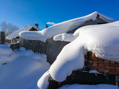 积雪的东北老房子