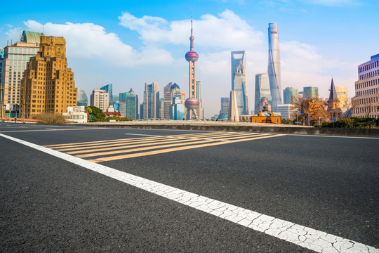 上海沥青路面划线和摩天大楼建筑