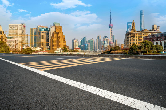 上海高楼大厦和沥青柏油马路