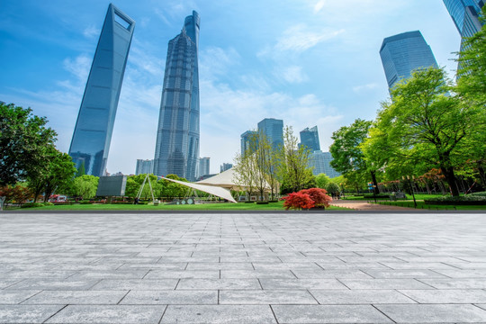 上海摩天大楼和地砖路面