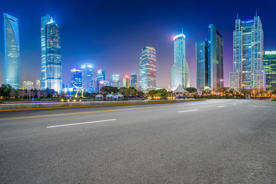 上海摩天大楼夜景和柏油高速公路