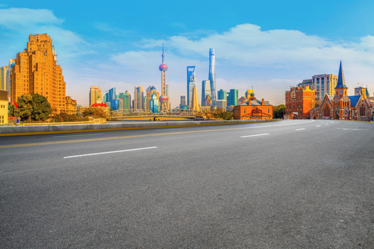 上海高端写字楼和沥青高速公路
