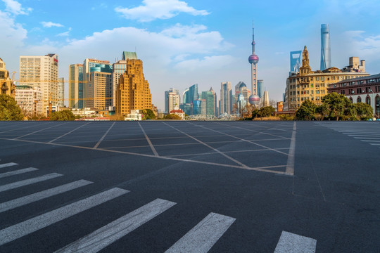 上海摩天大楼和沥青柏油高速路