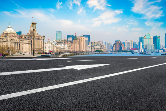 上海高速公路和现代金融区建筑群