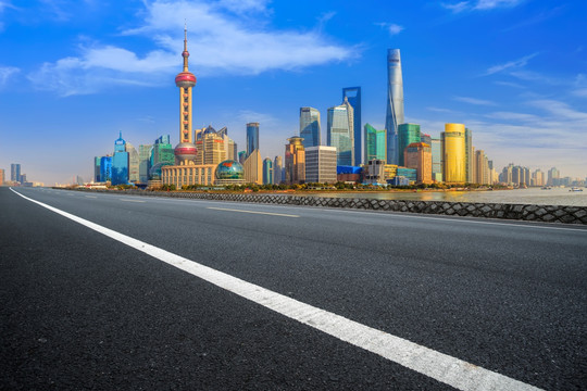 上海现代建筑群和沥青路面高速路