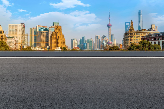 上海摩天大楼和柏油马路天际线