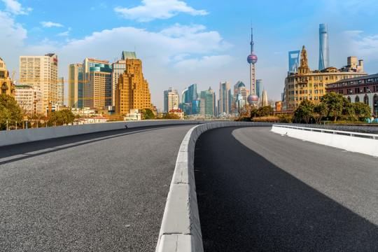 上海摩天大楼和高速路天际线
