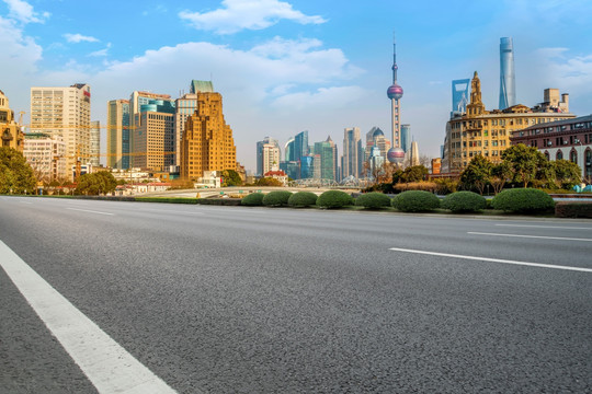上海摩天大楼和高速公路天际线