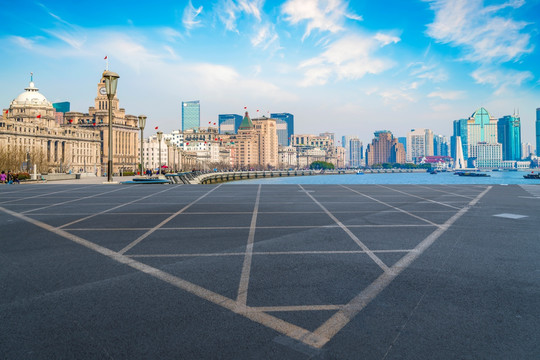 上海柏油马路和现代建筑天际线