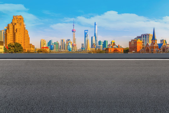 上海摩天大楼和沥青路面天际线