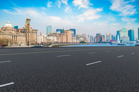 上海现代建筑和沥青路面天际线