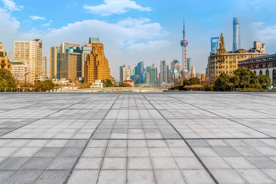 上海摩天大楼和地砖路面