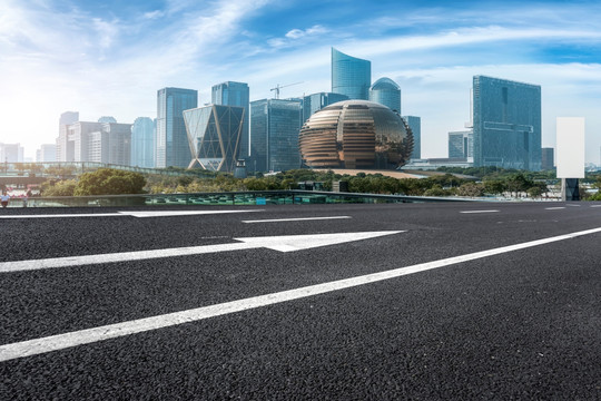 地面划线和杭州钱江新城建筑群
