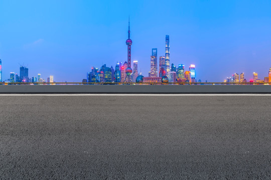 地面划线和上海现代高端建筑群
