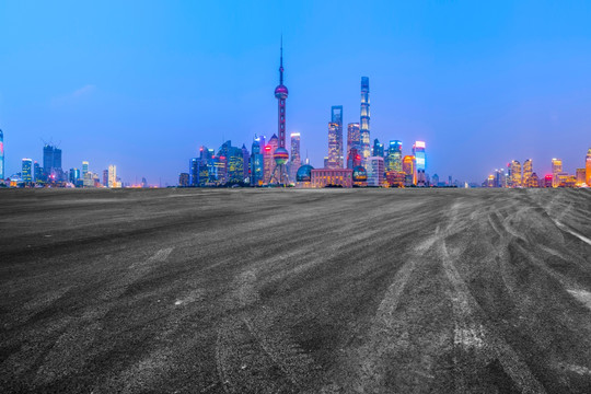 柏油马路和上海现代建筑群