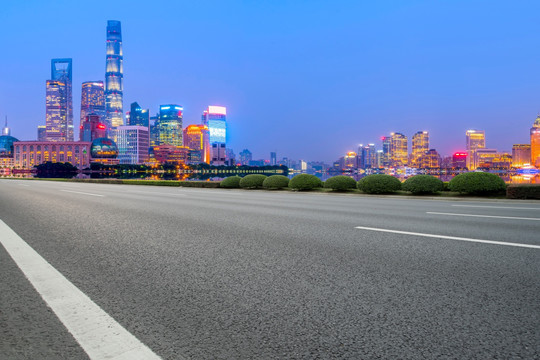 柏油马路和上海陆家嘴高端建筑群