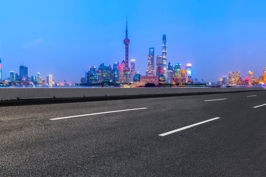 柏油马路和上海现代高端建筑