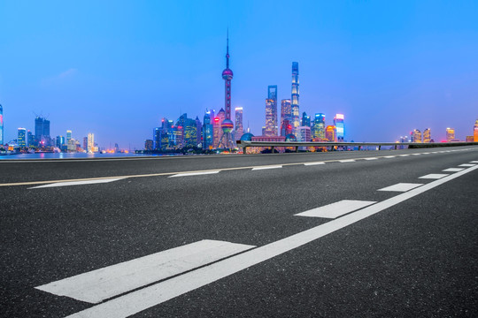 柏油马路和上海摩天大楼天际线