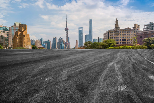 地砖路面和上海现代建筑天际线