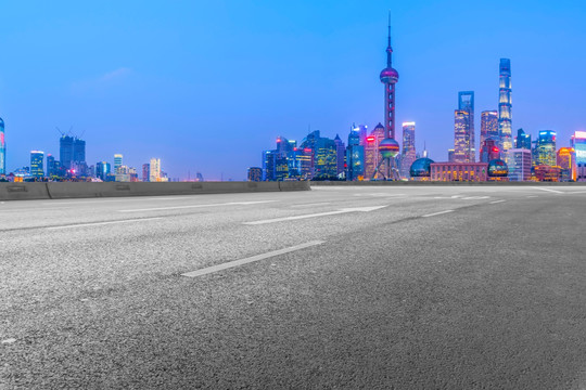 柏油马路和上海摩天大楼天际线