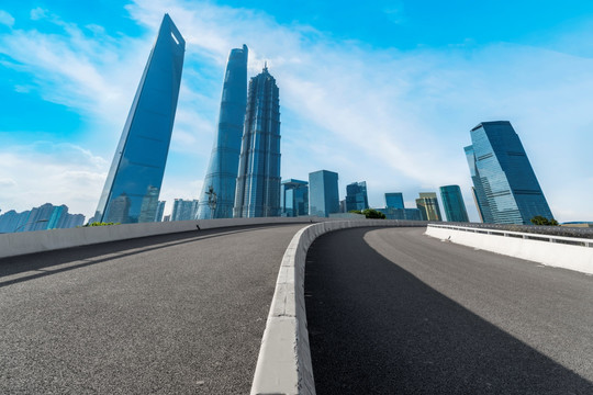 道路路面和上海摩天大楼天际线