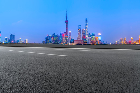 沥青路面和上海现代建筑群