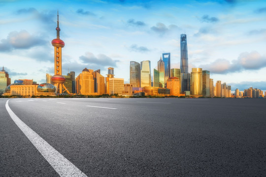 沥青路面和上海现代建筑群天际线