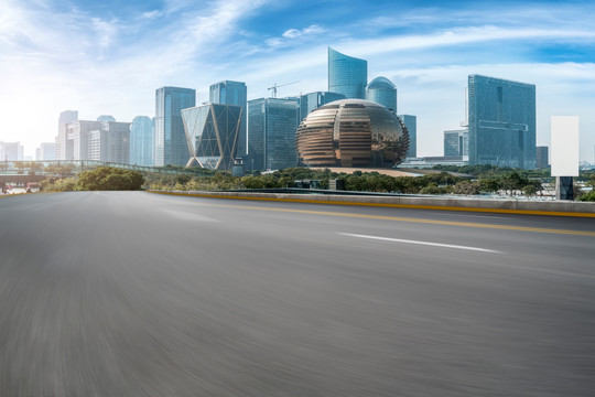 沥青路面和杭州现代建筑群天际线