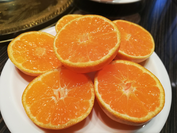 切开的新鲜橘子