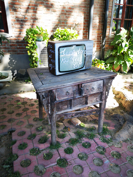 老物件桌子电视