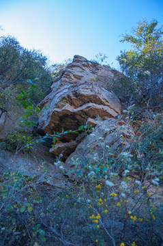 悬崖巨石