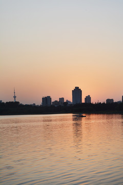 夕阳西下的湖面