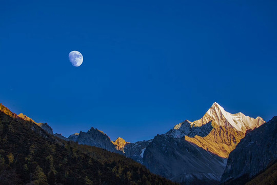 亚丁神山美景