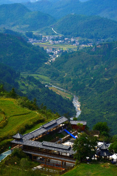 金秋高原梯田风电场