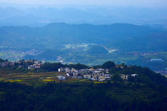 金秋高原梯田风电场