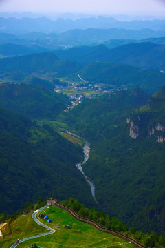 金秋高原梯田风电场