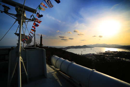 夕阳映军港